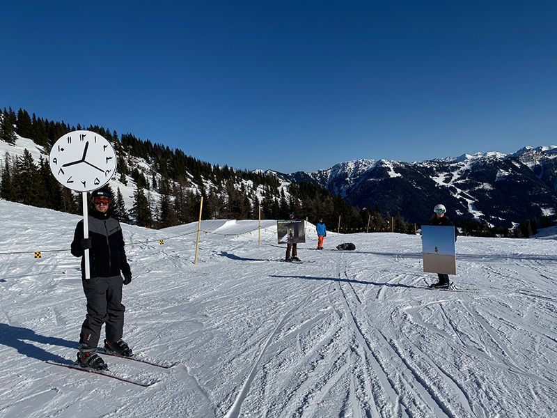 Gleichzeituhr im Schnee 1